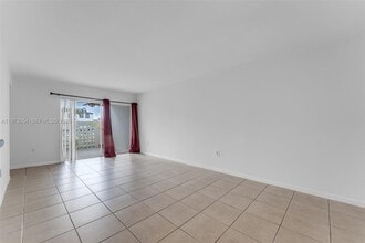 9735 Fontainebleau Blvd in Miami, FL - Building Photo - Building Photo