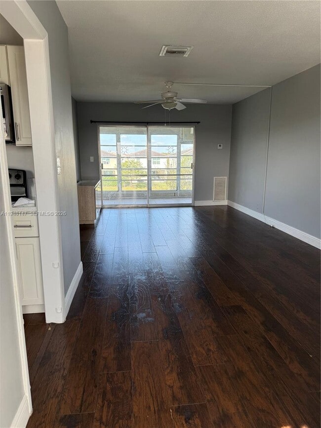 1021 Crystal Lake Dr in Pompano Beach, FL - Foto de edificio - Building Photo