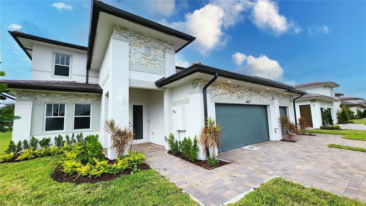 4457 SW 123rd Ave in Cooper City, FL - Foto de edificio