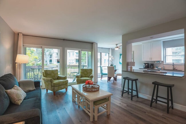 77 Lighthouse Rd in Hilton Head Island, SC - Building Photo - Building Photo