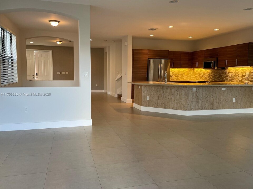 10473 NW 70th Ln in Doral, FL - Building Photo