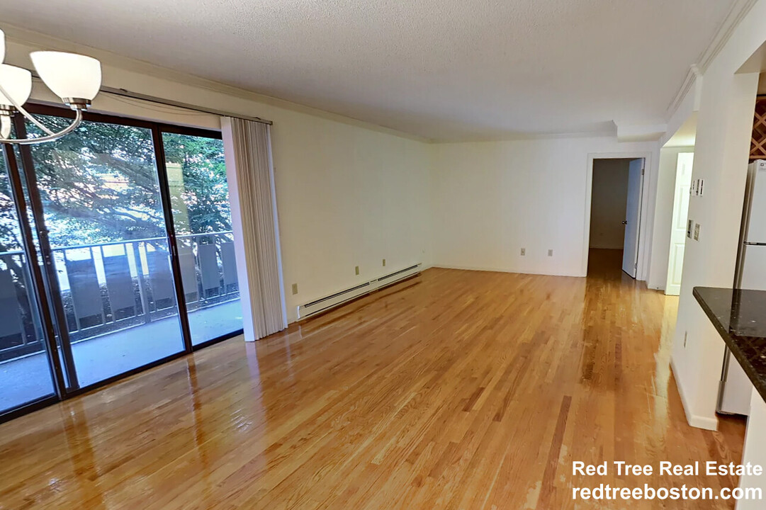 320 Hammond Pond Pkwy, Unit 104 in Chestnut Hill, MA - Building Photo