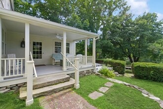 581 Flanders Rd in Woodbury, CT - Foto de edificio - Building Photo