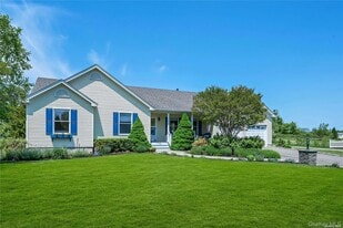 170 Vineyard Way in Aquebogue, NY - Building Photo