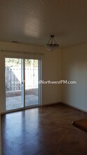 685 Pine Ct in Junction City, OR - Building Photo - Building Photo