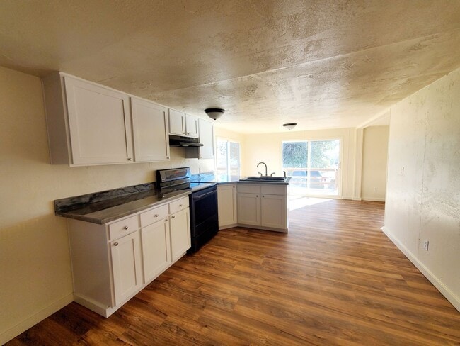 866 Riverside Dr in Klamath Falls, OR - Building Photo - Building Photo