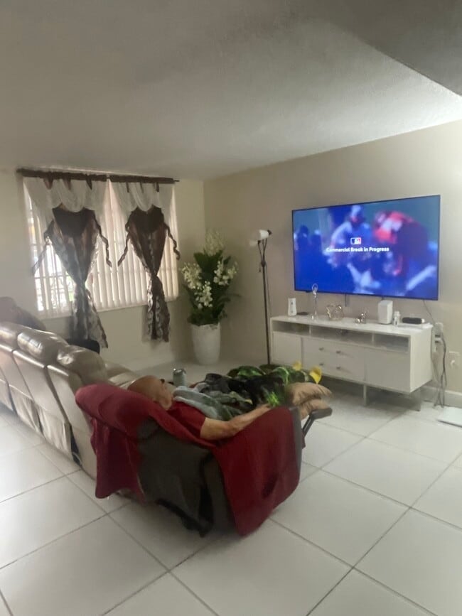 4150 W 10th Ln, Unit Mango Hill in Hialeah, FL - Building Photo - Building Photo