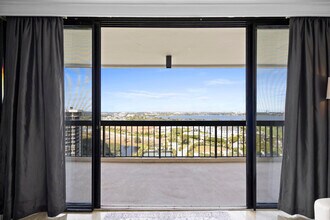 2425 Presidential Way in West Palm Beach, FL - Building Photo - Building Photo