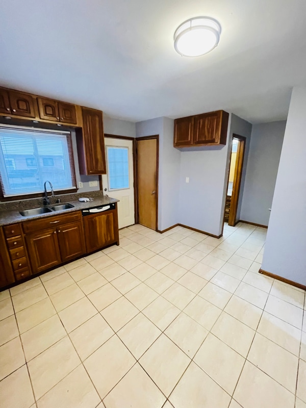 8560 W Villard Ave in Milwaukee, WI - Building Photo - Building Photo