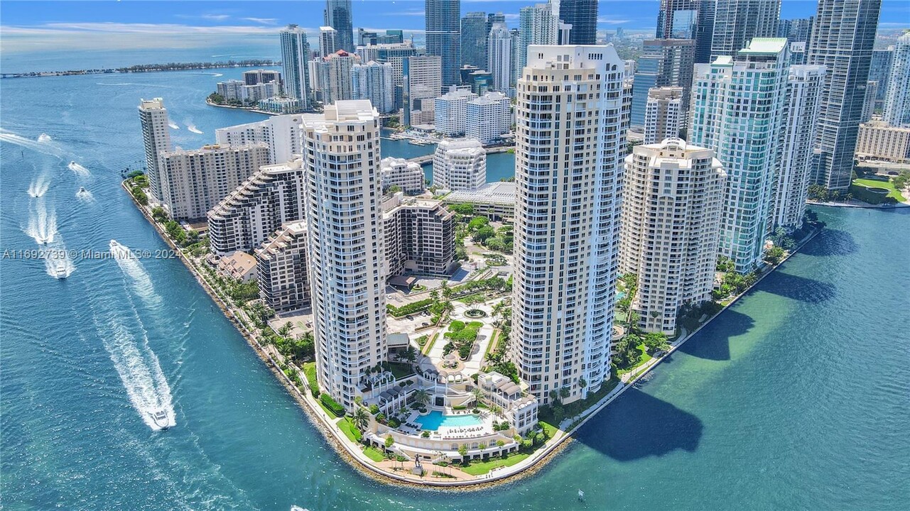 848 Brickell Key Dr in Miami, FL - Building Photo