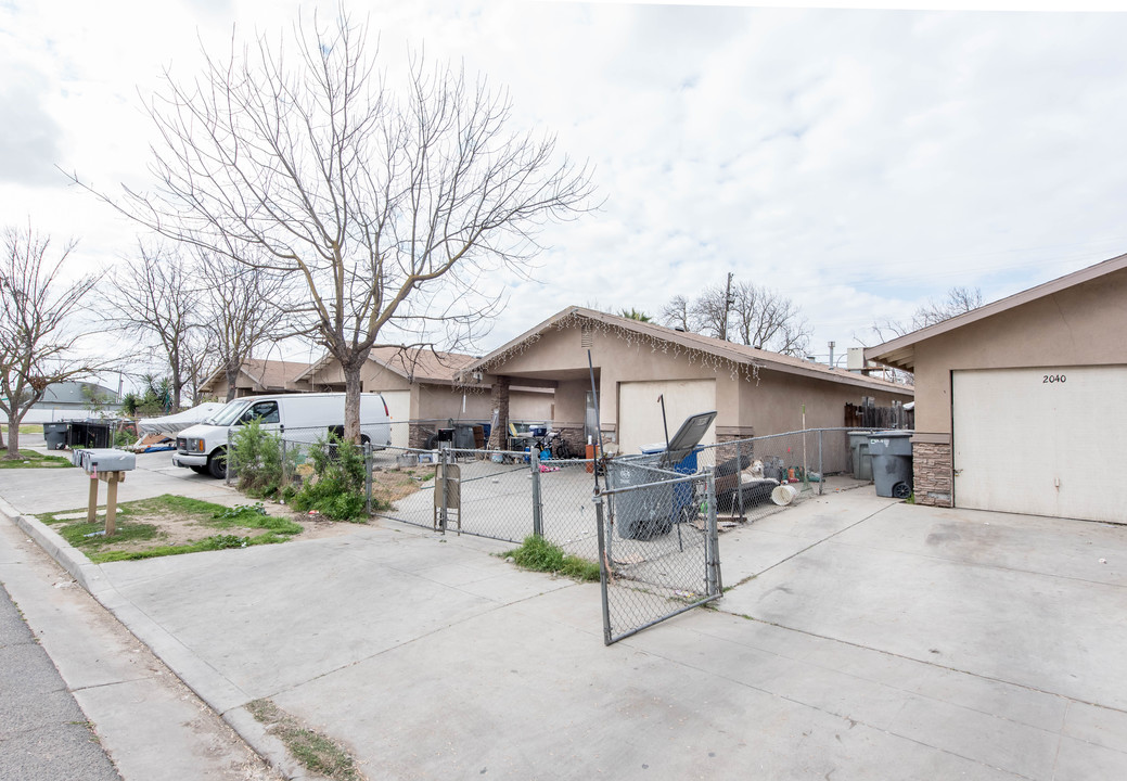 2054 S 4th St in Fresno, CA - Building Photo