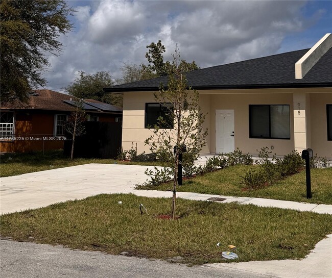 915 NW 104th St in Miami, FL - Foto de edificio - Building Photo