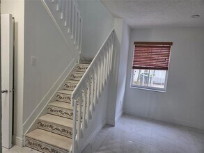 7000 SW 39th Ct in Davie, FL - Building Photo - Building Photo