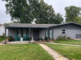 305 Woodlawn St in Downs, IL - Building Photo