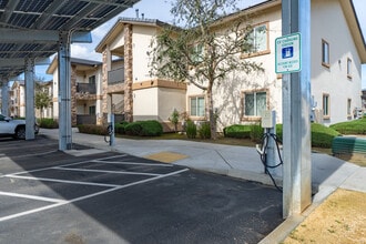 Sablewood Gardens in Bakersfield, CA - Building Photo - Building Photo