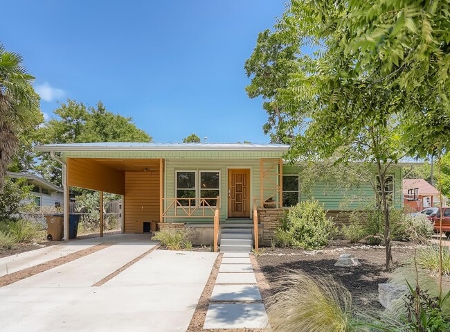 property at 702 W Crestland Dr