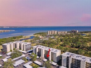 2700 Cove Cay Dr in Clearwater, FL - Building Photo - Building Photo