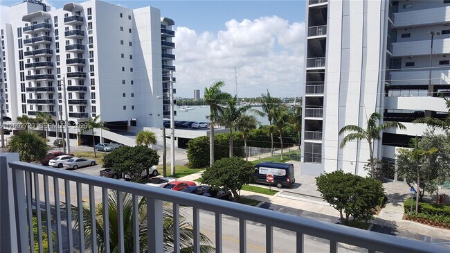 7933 West Dr in North Bay Village, FL - Building Photo - Building Photo