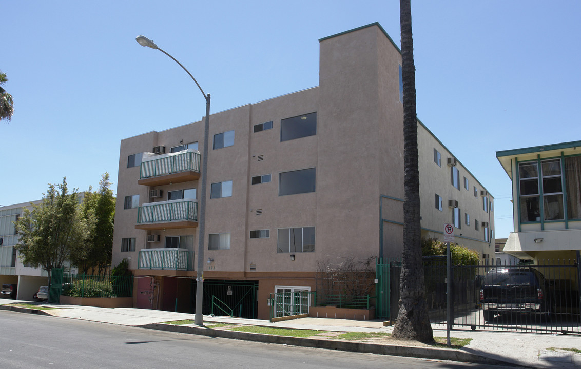 123 N Mariposa Ave in Los Angeles, CA - Building Photo