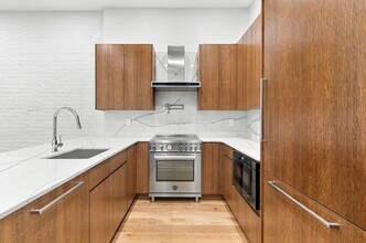 166 1st Ave in New York, NY - Building Photo - Building Photo