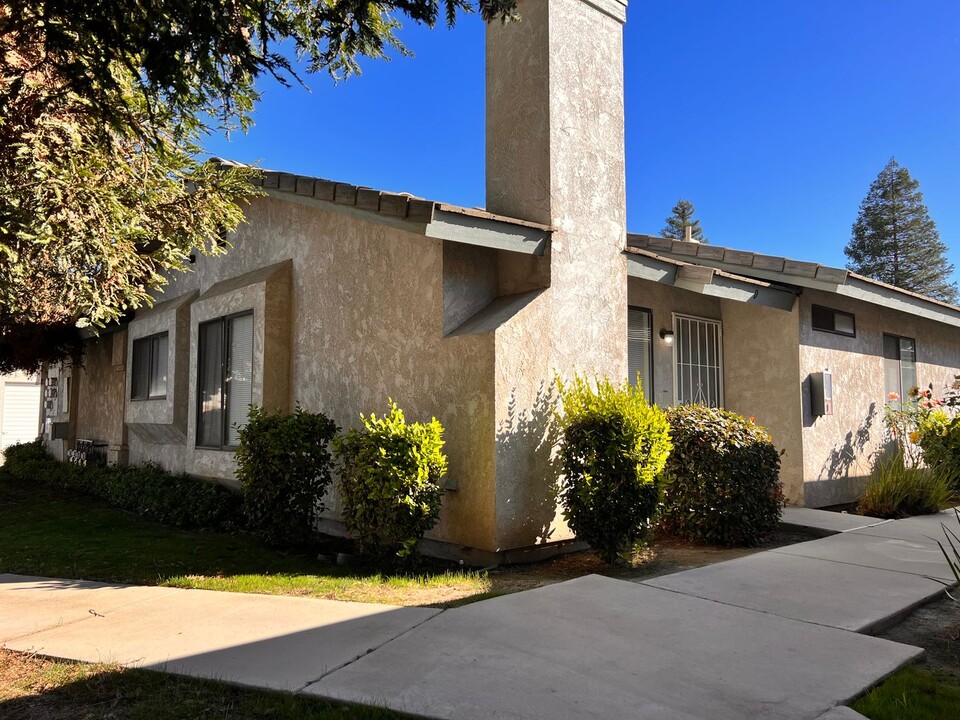 8201 Laborough Dr in Bakersfield, CA - Building Photo