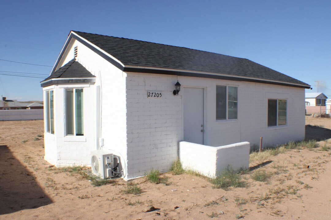 27205 James St in Boron, CA - Building Photo