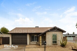 1302 W Kristal Way in Phoenix, AZ - Building Photo