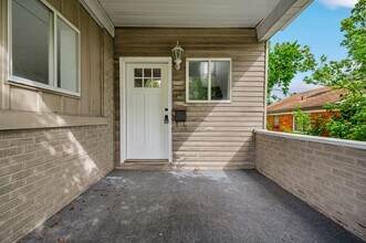 2706 Pioneer Ave in Pittsburgh, PA - Building Photo - Building Photo
