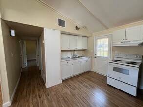 1557 Coombs Dr in Tallahassee, FL - Foto de edificio - Building Photo