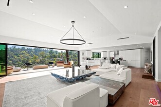 8744 Skyline Dr in Los Angeles, CA - Building Photo - Building Photo