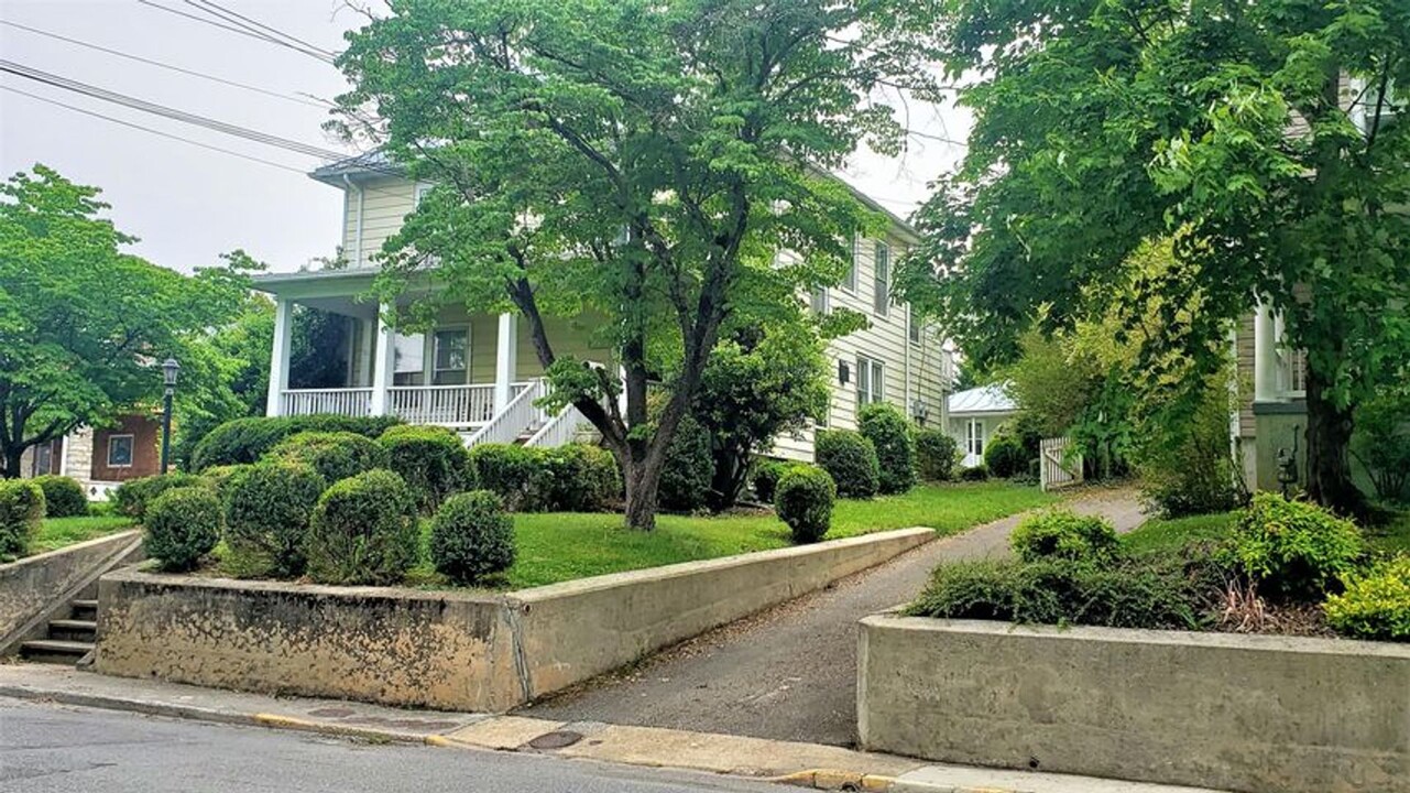 119 Houston St, Unit Unit C in Lexington, VA - Building Photo