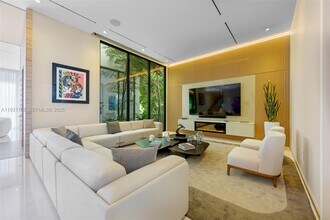 3260 NE 165th St in North Miami Beach, FL - Building Photo - Building Photo