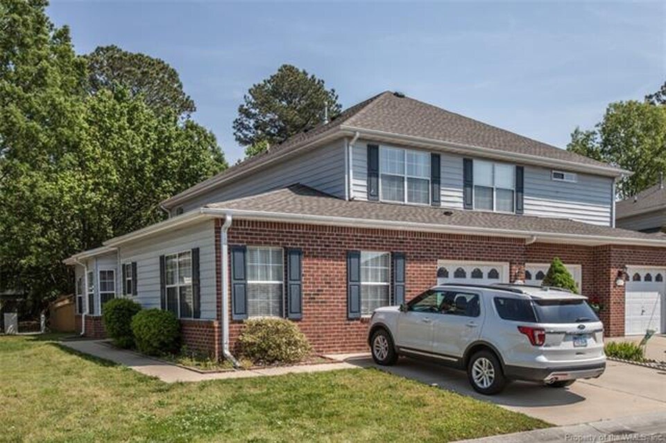 205 Belmont Cir, Unit 1 Room available in Yorktown, VA - Foto de edificio