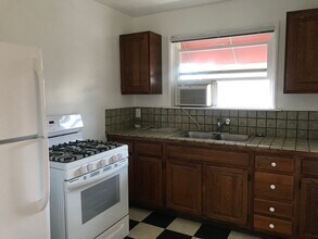 1976 Hillhurst Ave in Los Angeles, CA - Building Photo - Building Photo