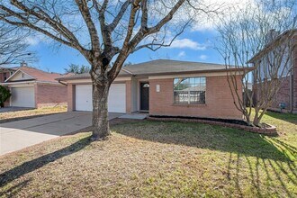 1105 Hughmont Dr in Pflugerville, TX - Foto de edificio - Building Photo