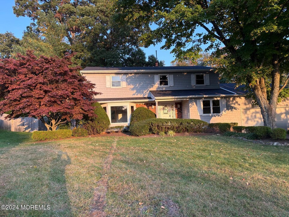 23 Stonehenge Dr in Ocean Township, NJ - Foto de edificio