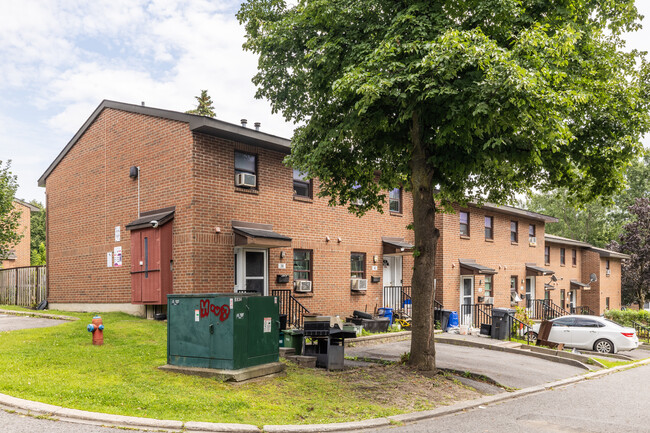 Bathgate Court in Ottawa, ON - Building Photo - Building Photo