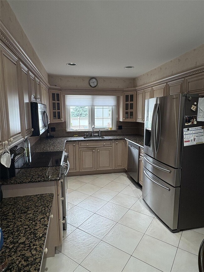 38 Bradish Ln in Bay Shore, NY - Building Photo - Building Photo