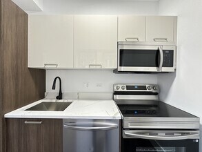 1553 W Hollywood Ave in Chicago, IL - Building Photo - Building Photo