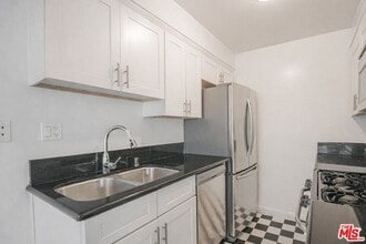 1221 Amherst Ave in Los Angeles, CA - Foto de edificio - Building Photo