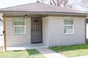 1323 E 32nd 1/2 St in Houston, TX - Building Photo