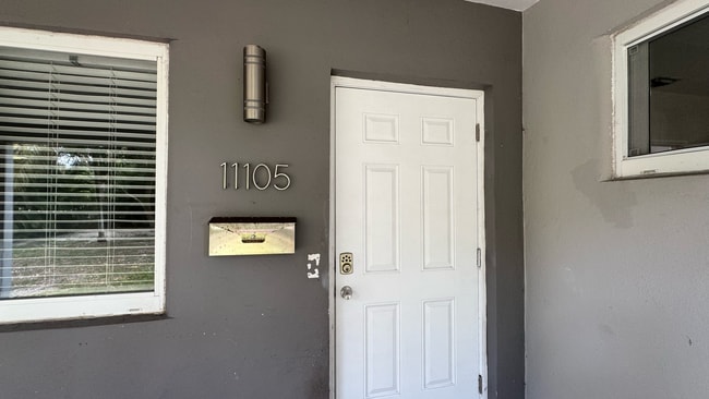 11105 NE 9th Ave in Biscayne Park, FL - Foto de edificio - Building Photo