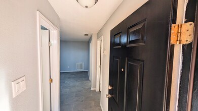 1801 Cortez St, Unit Rear in Laredo, TX - Foto de edificio - Building Photo