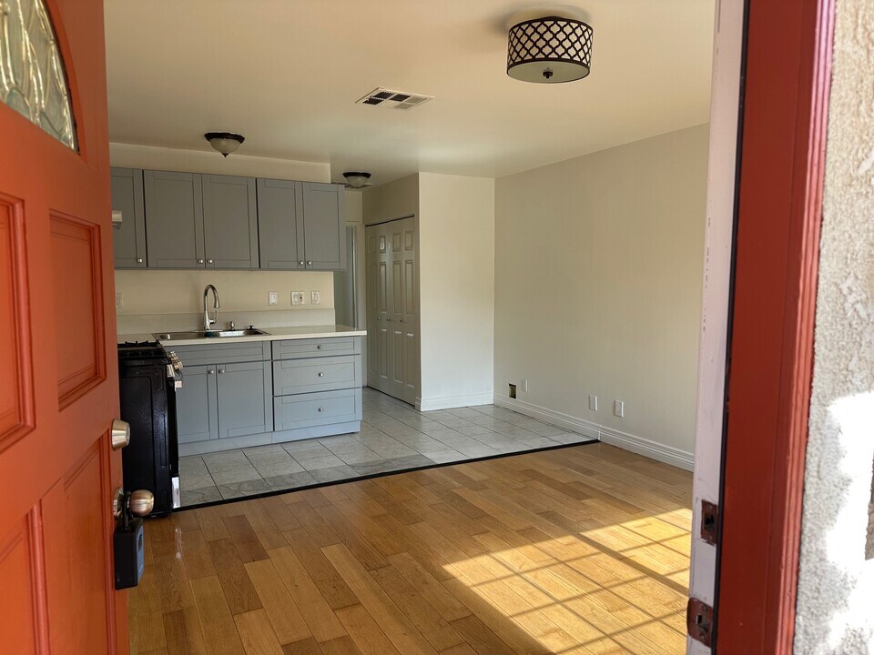 2406 Florencita Ave in Montrose, CA - Building Photo