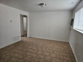 215 N 400 W in Ferron, UT - Foto de edificio - Building Photo