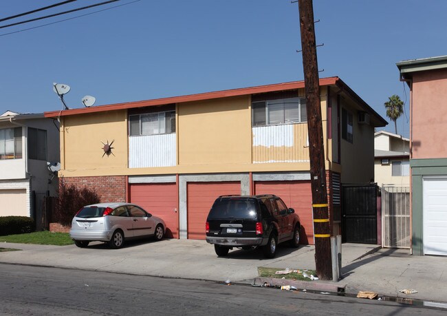 221 E Burnett St in Long Beach, CA - Foto de edificio - Building Photo