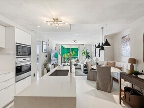 9521 E Bay Harbor Dr in Bay Harbor Islands, FL - Foto de edificio - Building Photo