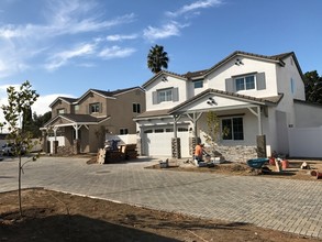 Stagg Village in Winnetka, CA - Foto de edificio - Building Photo