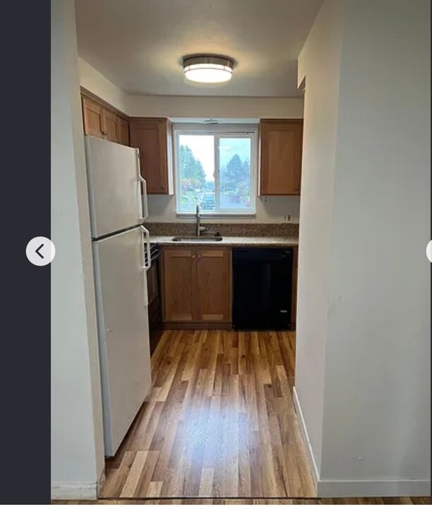 3421 SE Stott Ave in Troutdale, OR - Foto de edificio