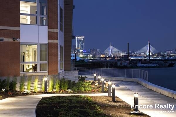 126 Border St in Boston, MA - Foto de edificio - Building Photo